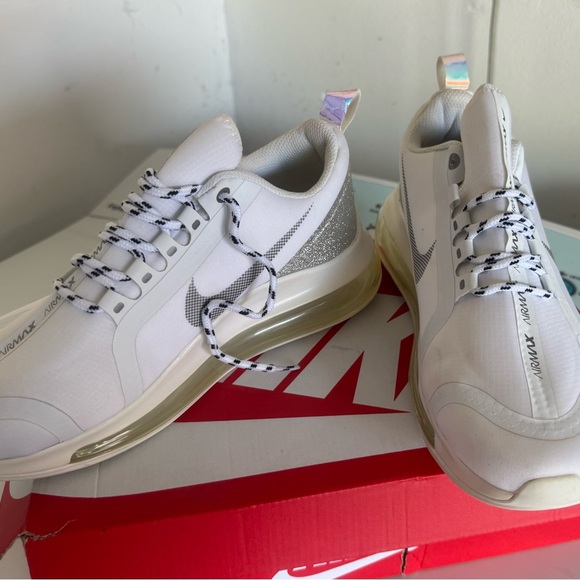 Nike White and Gray Sneakers with Modern Design - Picture 4 of 9